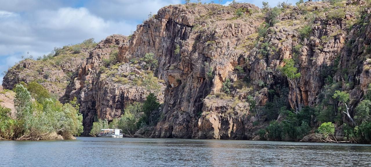 SJR21.d4: Gorge tour, the other boat against the gorge wall