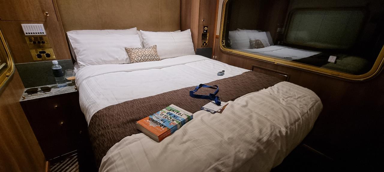 SJR21.d22: cabin in night trim