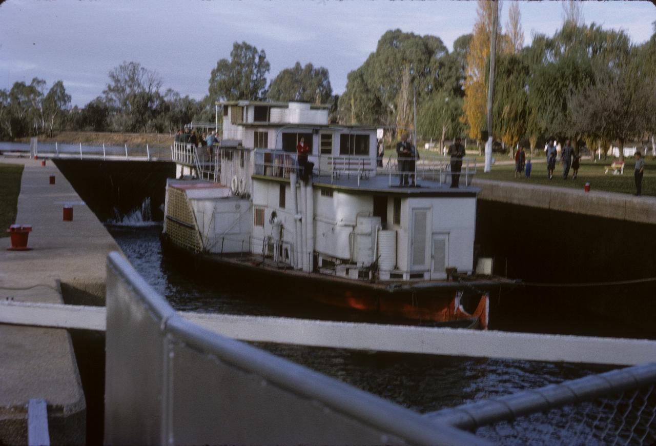 Paddle wheeler in the lock