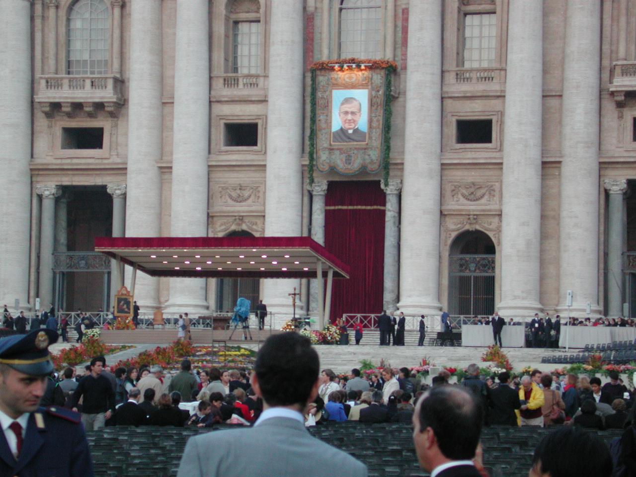 Early morning in St. Peter's Piazza