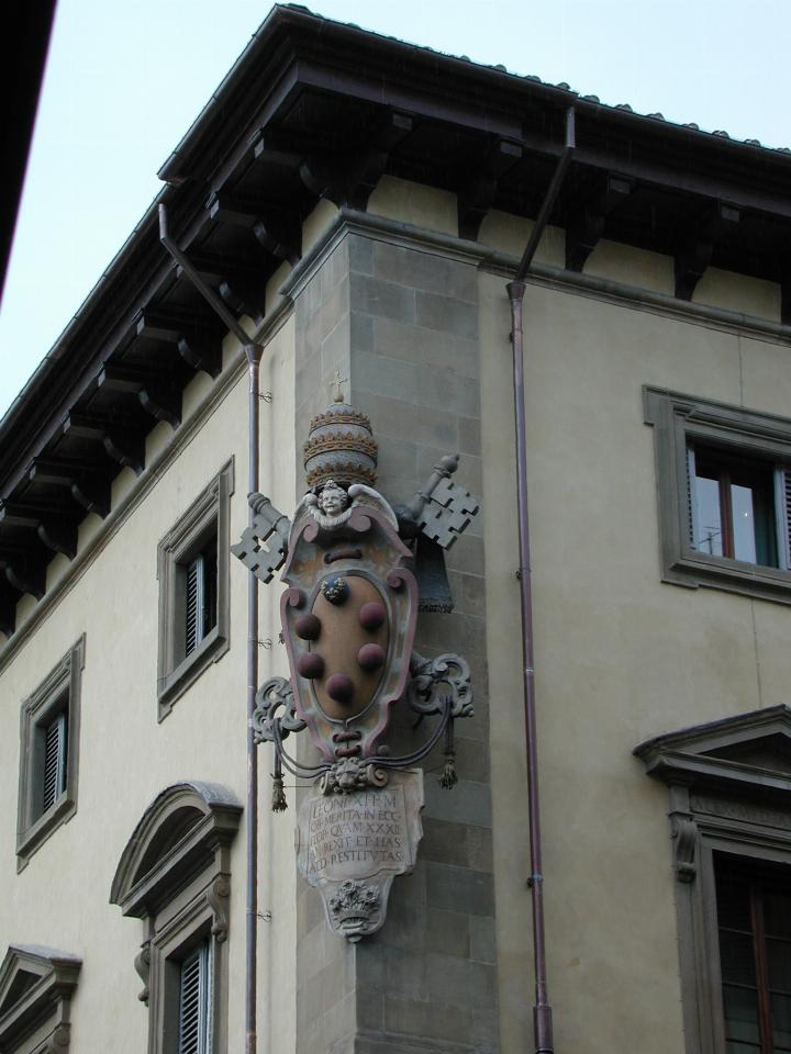 Florence street, showing building with Medici crest on it