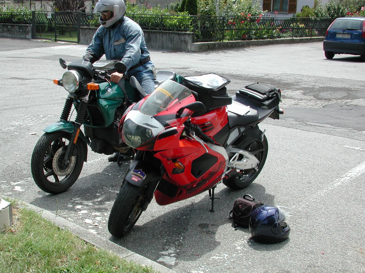The Aprilia RSV Mille I rode, with Jon on his trusty K75S at Tirano