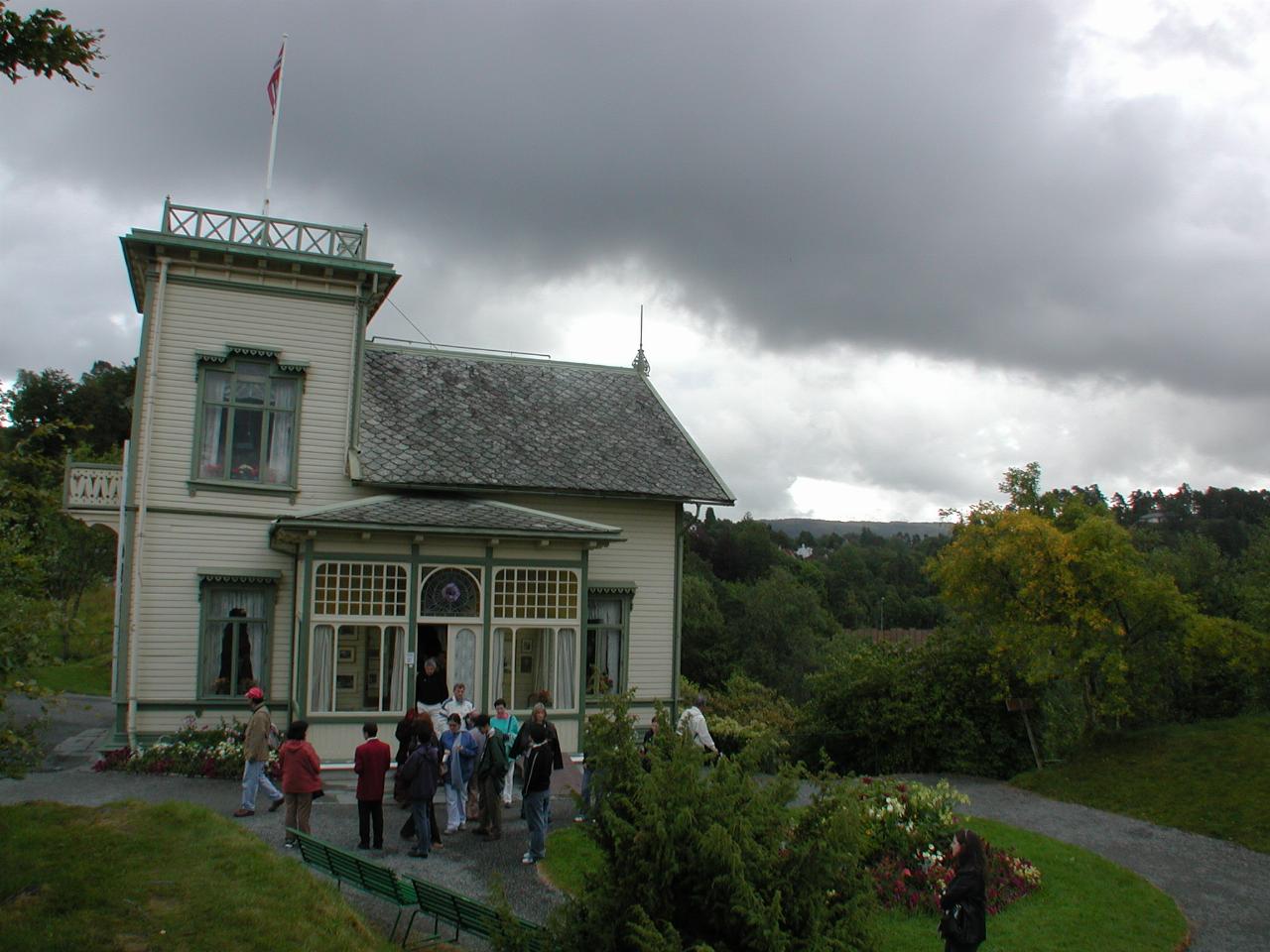 KPLU Viking Jazz: Rear of Greig's home, with the next tour group coming out