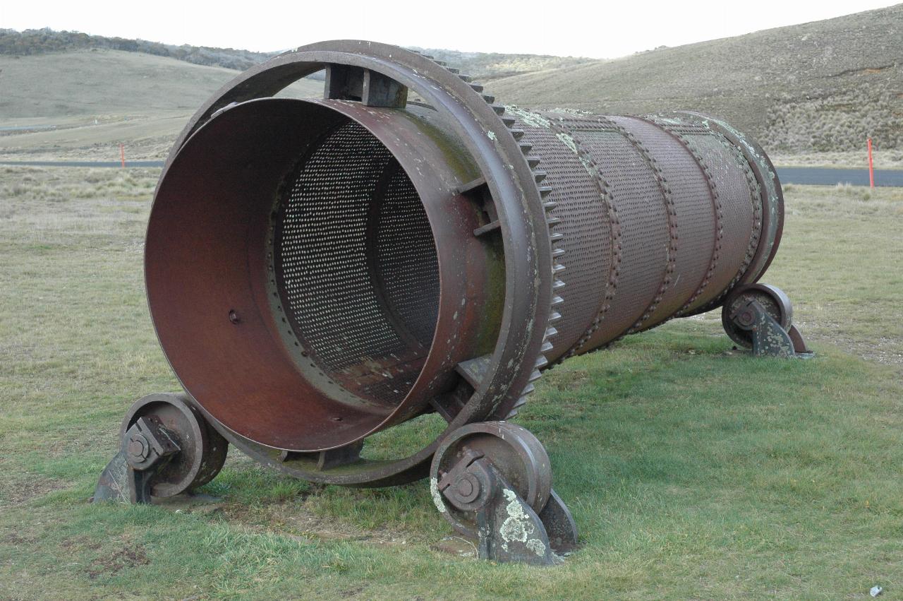 Metal sluice tube for separating gold